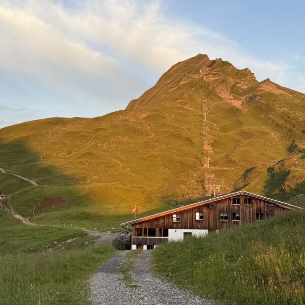 Hütte am Eisee mit Berg und Wanderweg im Abendlicht