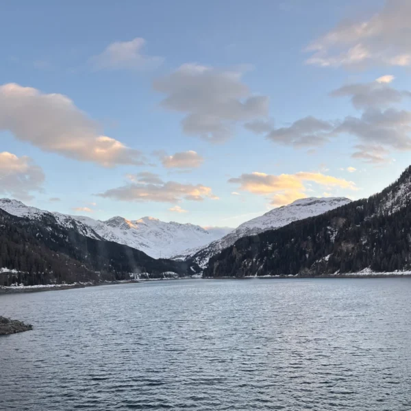 Lai da Marmorera: Stausee mit schneebedeckten Bergen und Wolken