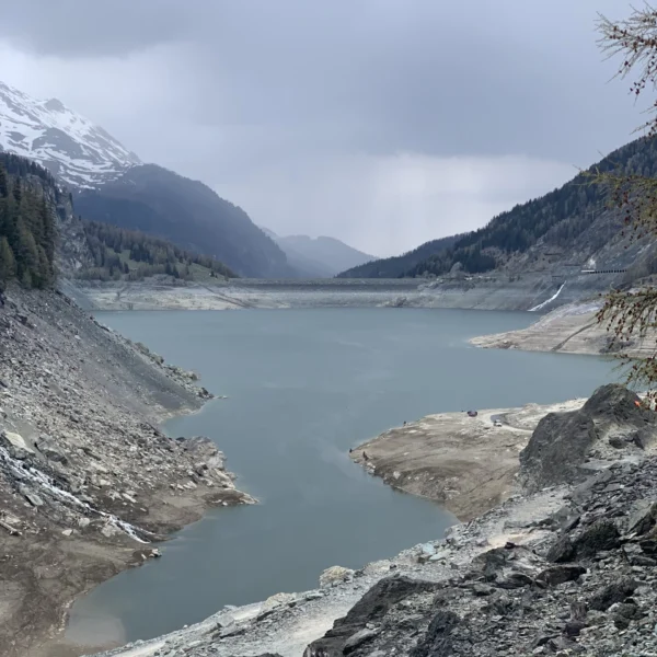 Lai da Marmorera, ein Stausee in den Schweizer Alpen, bei bewölktem Himmel.