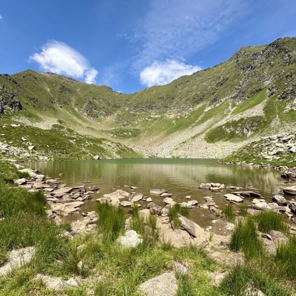 Berglandschaft mit See und felsigen Ufern am Lago di Cari