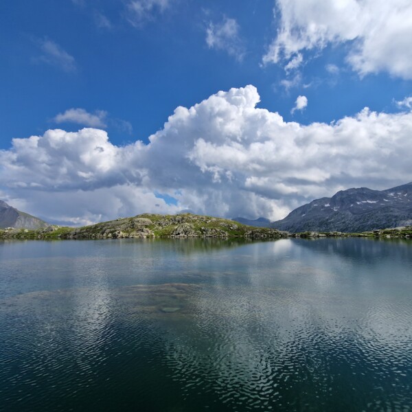 Lai Blau (Medel) See mit Spiegelung des Himmels und der Berge