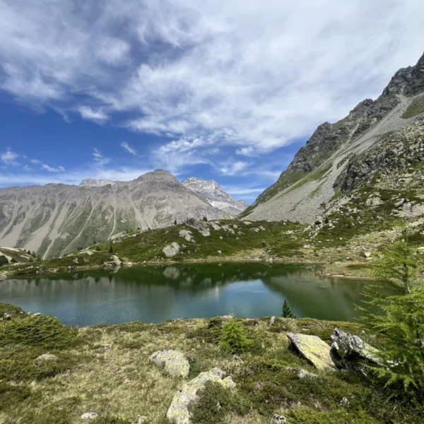Laiets Crap Alv: Bergsee mit Berglandschaft und Wolkenhimmel