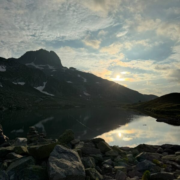 Sonnenuntergang über dem Lutersee bei Andermatt mit Bergkulisse.