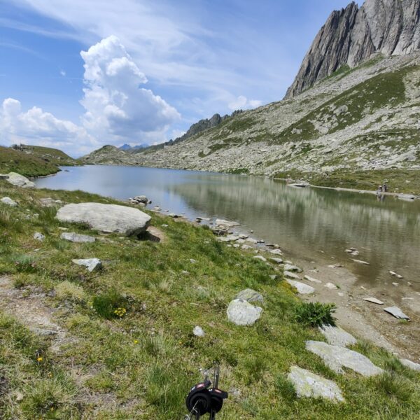 Lutersee bei Andermatt: Bergsee mit Felswänden und Wanderstöcken