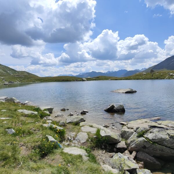 Der Lutersee bei Andermatt mit Bergen und blauen Wolken