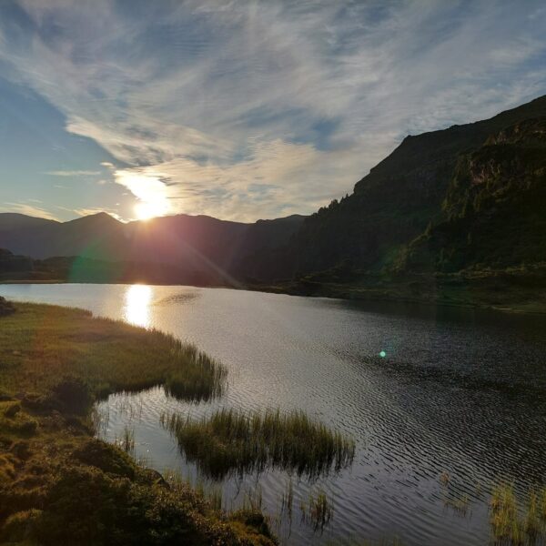 Sonnenuntergang über dem Oberen Murgsee in den Bergen