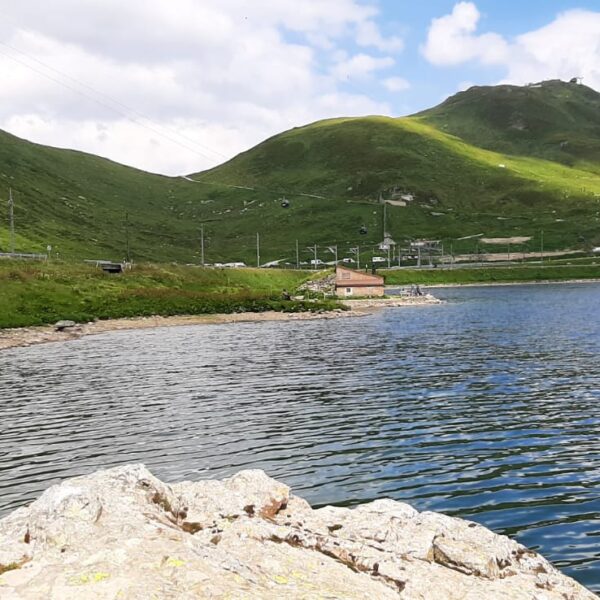 Der Oberalpsee in den Schweizer Alpen mit grünen Bergen und blauer See