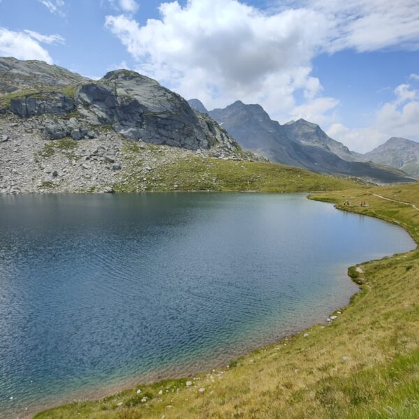 Portgerensee mit Bergen und Wanderweg im Sommer