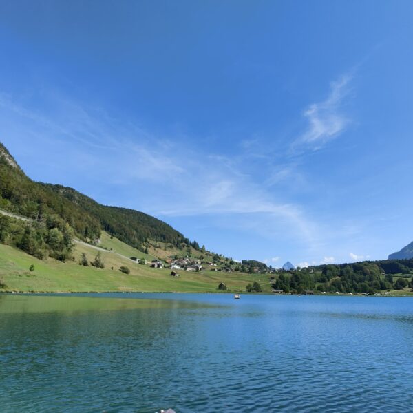 Seelisbergsee mit Dorf und Bergen