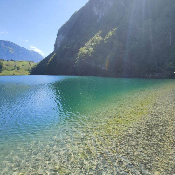 Seelisbergsee mit klarem, türkisfarbenem Wasser und felsigem Ufer