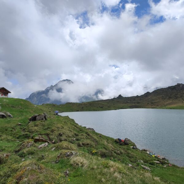 Seenalpersee Hütte am Bergsee mit Wolken und Bergen