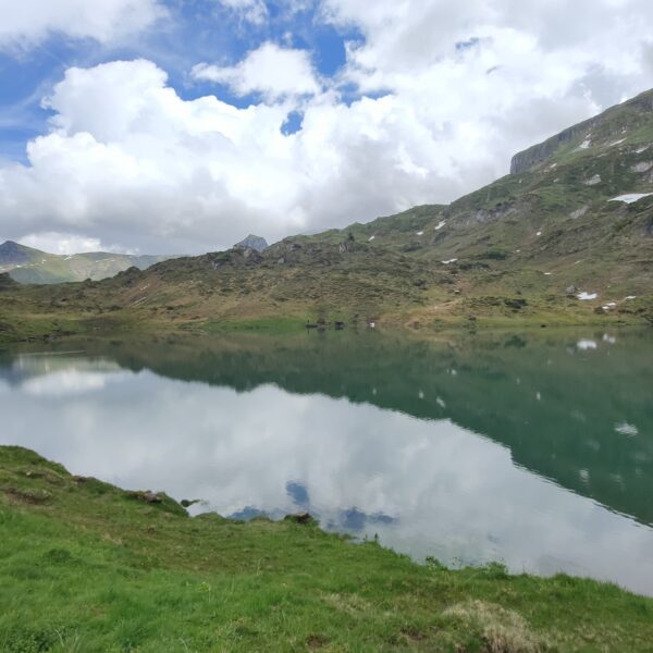 Der Seenalpersee in den Schweizer Alpen mit Spiegelung im Wasser