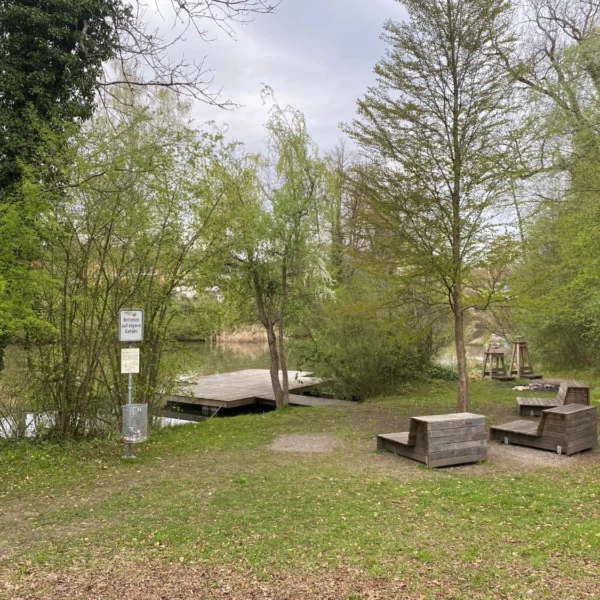 Sitzgelegenheiten und Steg