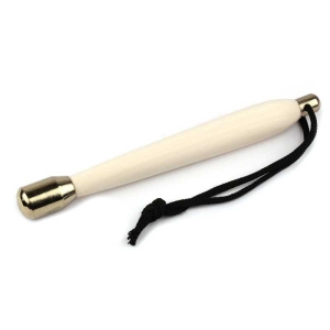 Fischbetäuber Stahl mit Holzgriff und schwarzer Kordel.