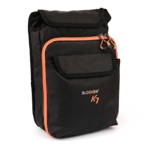 Schwarze Schultertasche mit orangefarbenen Akzenten und "SUXXES K1" Logo. Inklusive 1 Box.