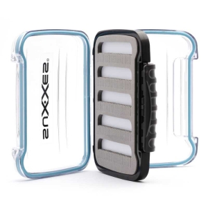 Fliegenbox 12.6x10x4.5cm, geöffnet, zeigt Fliegenaufbewahrungsfächer.