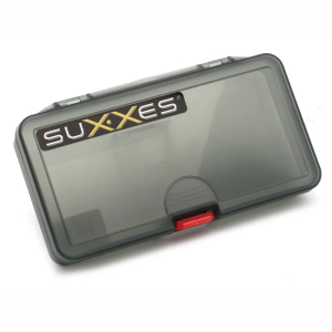 Zubehör-Box S: Graue Kunststoffbox (13,5x7,5x3cm) mit grossem Fach und rotem Verschluss.