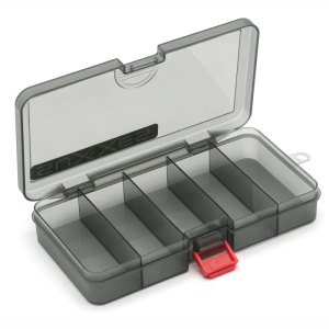 Zubehör-Box S, 5 Einteiler, 13,5x7,5x3cm: Klare, graue Kunststoffbox mit rotem Verschluss, offen mit 5 Fächern.