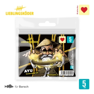 Die Verpackung des Ayu 5 cm-Angelköders zeigt einen Cartoon-Fischer mit einem Fisch, ein rotes Herz und das Markenlogo und weist auf die 5 cm-Größe hin, die ideal zum Angeln auf Barsch ist.