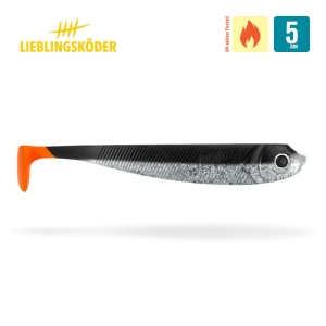 Der Black Shadow 5cm ist ein Weichplastikköder mit schwarz-silbernem Körper, orangefarbener Rute, großem Auge und dem LIEBLINGSKÖDER-Logo sowie Symbolen für 5cm Länge und Warmwassertauglichkeit.