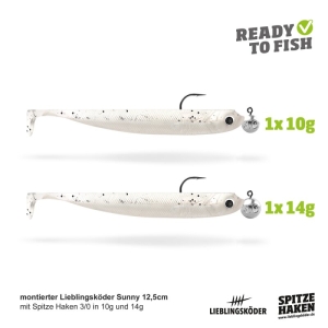 Das Actionpack Sunny 12,5cm enthält zwei weiße Weichplastikköder mit schwarzen Sprenkeln, die jeweils mit einem 10g und 14g Jigkopf vormontiert sind. Mit "READY TO FISH"-Schriftzug und Lieblingsköder/Spitze Haken-Logos. Ideal für sonnige Tage.