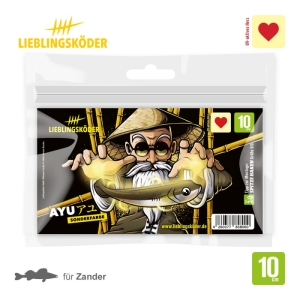 Auf den 10 cm großen Ayu-Angelködern von Lieblingsköder ist ein älterer Mann mit Brille und Hut abgebildet, der einen leuchtenden Fisch hält. Das Etikett weist darauf hin, dass sie für das Angeln auf Zander bestimmt sind.