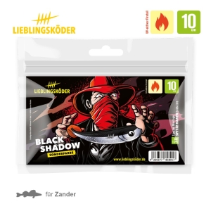 Auf dem Black Shadow 10cm Lieblingsköder ist eine Person mit Hut und roter Gesichtsmaske abgebildet, die einen Fischköder in der Hand hält. Er ist ideal für die Jagd auf Zander.