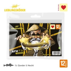 Eine Angelköderpackung zeigt einen älteren Mann mit Strohhut und einen leuchtenden Fisch. Auf dem Etikett steht "Ayu 12,5cm" und es sind Symbole für Zander und Hecht abgebildet.