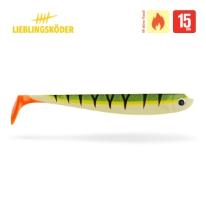 Ein Weichplastikköder in Form eines Fisches, grün mit schwarzen Streifen, gelber Bauch, orangefarbener Schwanz. Text: "Lieblingsköder", "Charly 15cm", und ein Flammensymbol.