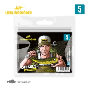 Auf der Verpackung eines 5-cm-Angelköders von Diesel ist ein Mann mit einer Mütze abgebildet, der einen grün-gelben Köder hält. Auf der Verpackung steht "DIESEL SONDERFARBE", "5 cm" und die Angabe "für Barsch".