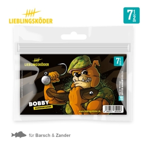 Eine Packung mit dem Angelköder Bobby 7,5 cm zeigt eine Cartoon-Bulldogge in Militärkleidung, die einen Fisch hält, mit dem Text "Bobby Sonderfarbe", der Ködergröße "7,5 cm" und Symbolen für Barsch und Zander.