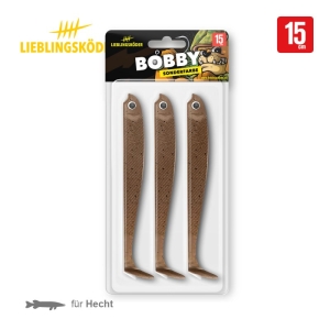Eine Packung mit drei 15 cm langen braunen Weichplastikködern namens "Bobby 15 cm" von Lieblingsköder zum Hechtangeln. Die Verpackung zeigt einen Cartoon-Fisch und das Produkt-Branding.