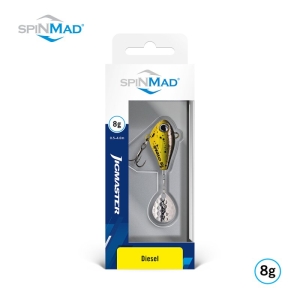 Ein verpackter Jigmaster Diesel 8g-Angelköder mit SPINMAD-Branding hat einen gelb-schwarzen Körper, einen silbernen Spinner und die Aufschrift "Diesel". Auf der Verpackung sind das Gewicht (8 g) und andere Produktdetails angegeben.