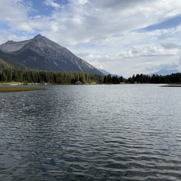 Heidsee mit Berg im Hintergrund