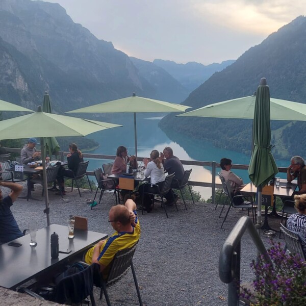 Restaurant am Klöntalersee mit Blick auf den See und die Berge.