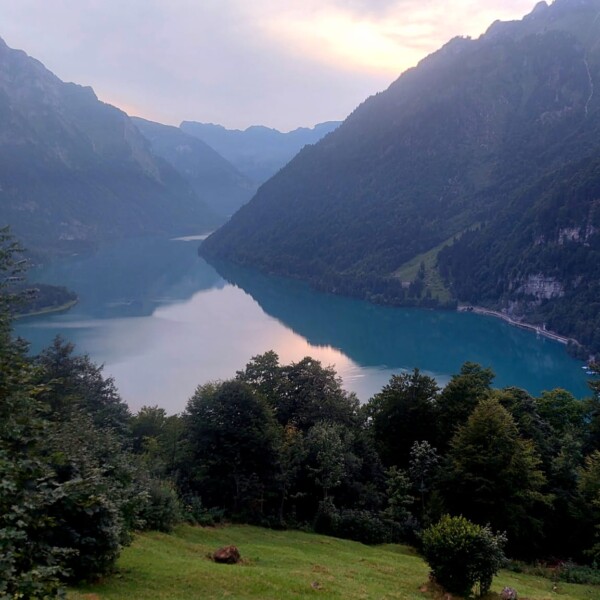 Klöntalersee in der Schweiz, umgeben von Bergen und Bäumen