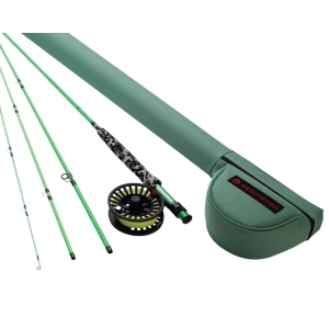 Redington Minnow Outfit: Set mit Rute 580-4, 2,40m, Fliegenrolle und grüner Tragetasche.