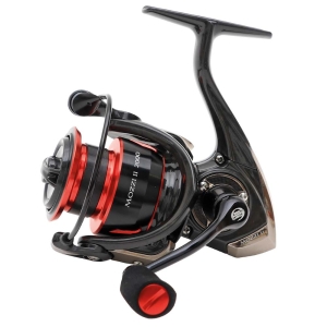 Mozzi II 1000FD Angelrolle: Schwarz-rote Angelrolle mit Griff.