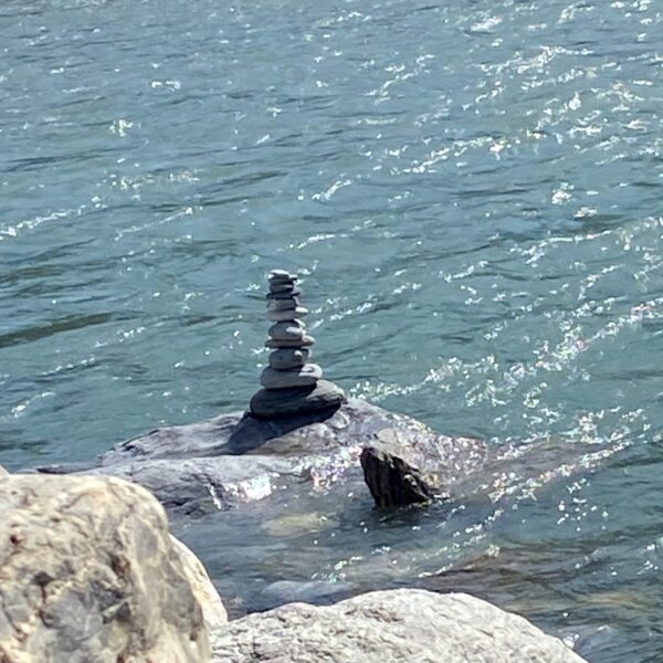 Steinturm im Vorderrhein, gestapelte Steine im Fluss