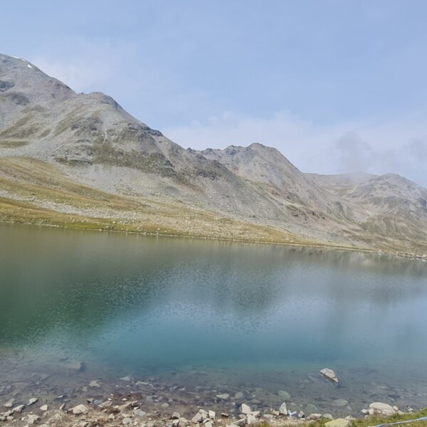 Illsee: Bergsee mit klarem Wasser und felsiger Landschaft