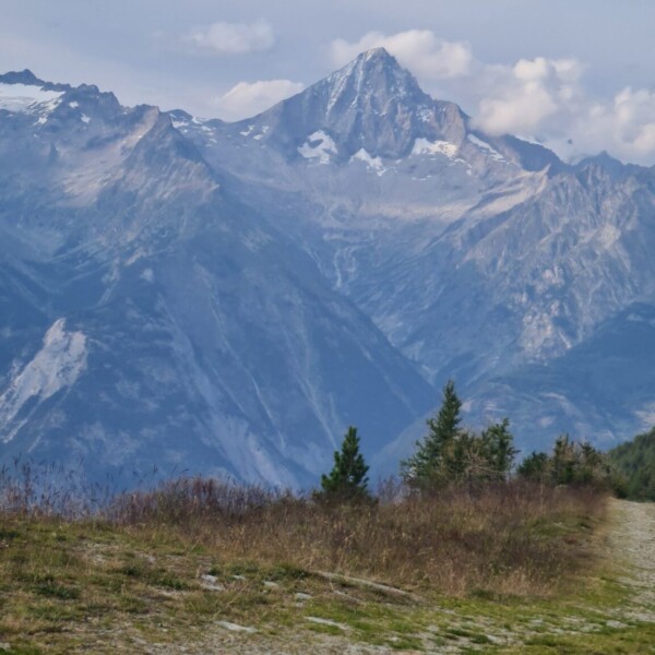 Berglandschaft mit schneebedeckten Gipfeln nahe Illsee.
