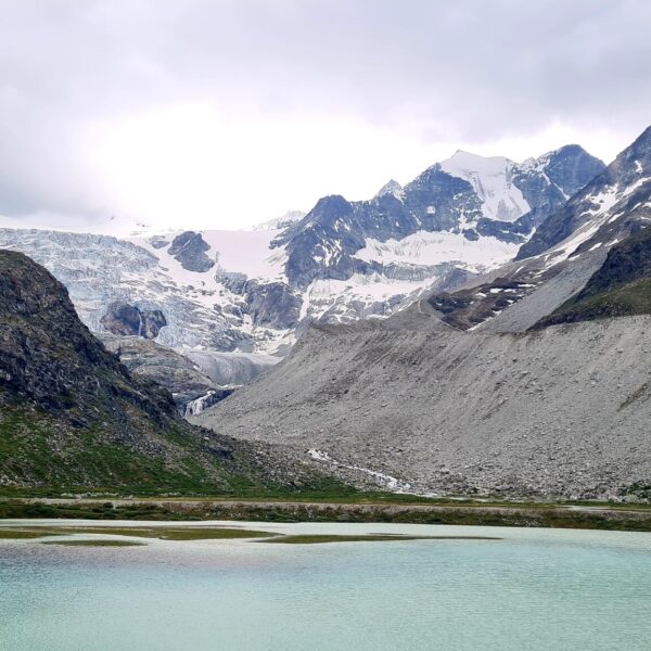 Lac de Moiry: Türkisblauer See vor Gletscher und schneebedeckten Bergen.