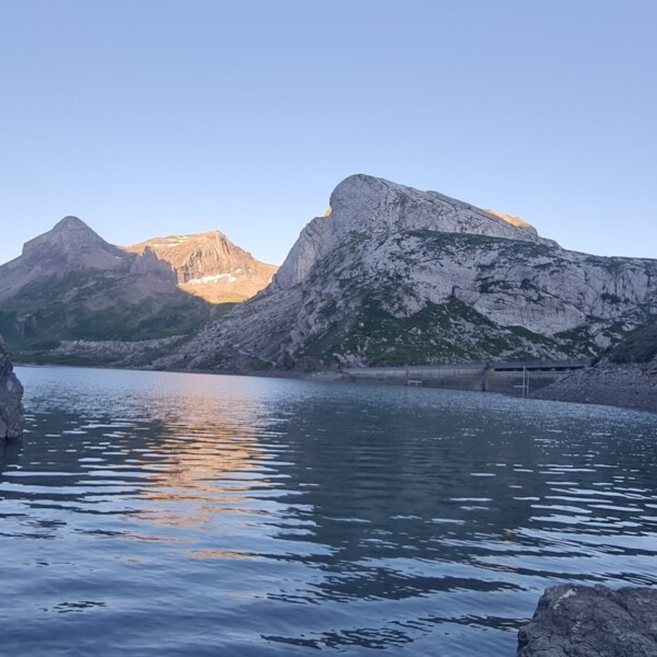 Sanetschsee: Bergsee mit Spiegelung der Alpen im Wasser.