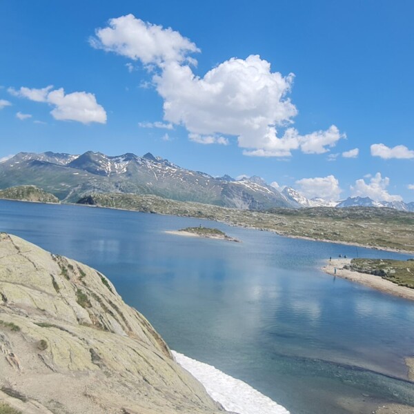 Totensee Panorama mit Bergen und blauem Himmel. Schöne Landschaft.