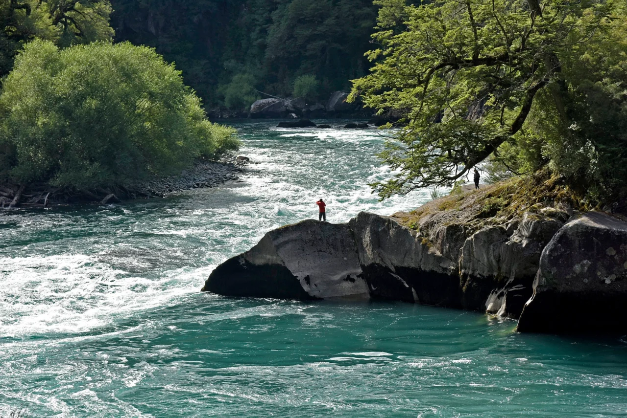 Angler im Fluss beim Forellen-Fischen in der Schweiz. Saisonkalender Schweiz.