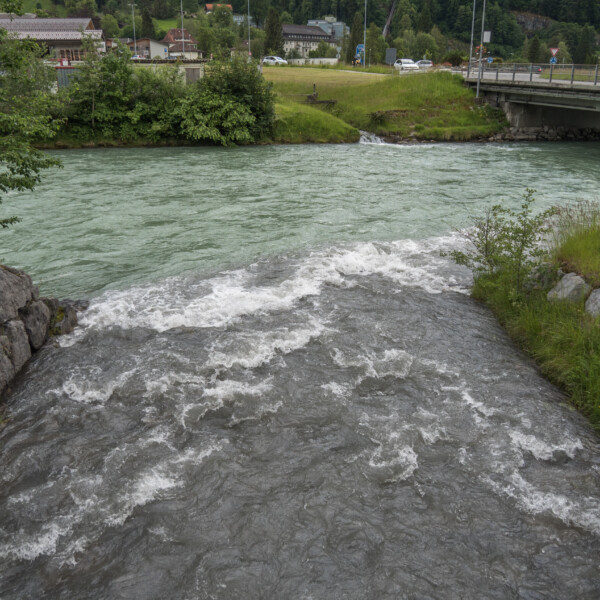 Fluss Alpbach in Meiringen: Zwei Flüsse treffen aufeinander, unterschiedliche Farben.