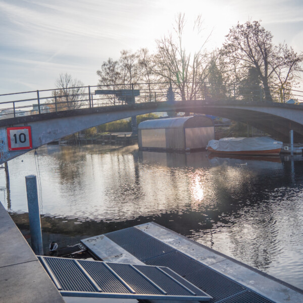 Brücke über die Alte Zihl in Biel mit Geschwindigkeitsbegrenzung 10. Sonnenspiegelung auf dem Wasser.