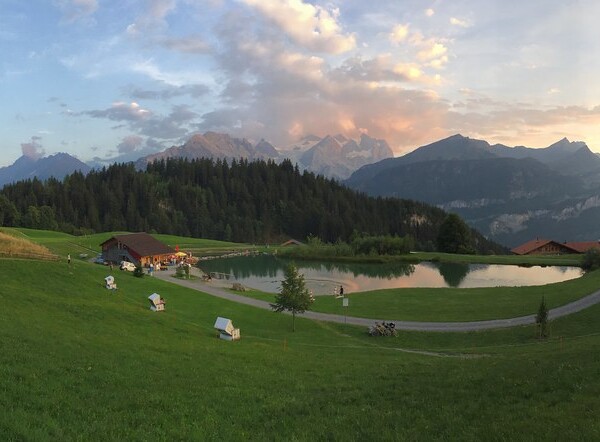 Idyllischer Badesee Hasliberg mit Bergpanorama und grüner Landschaft im Berner Oberland.