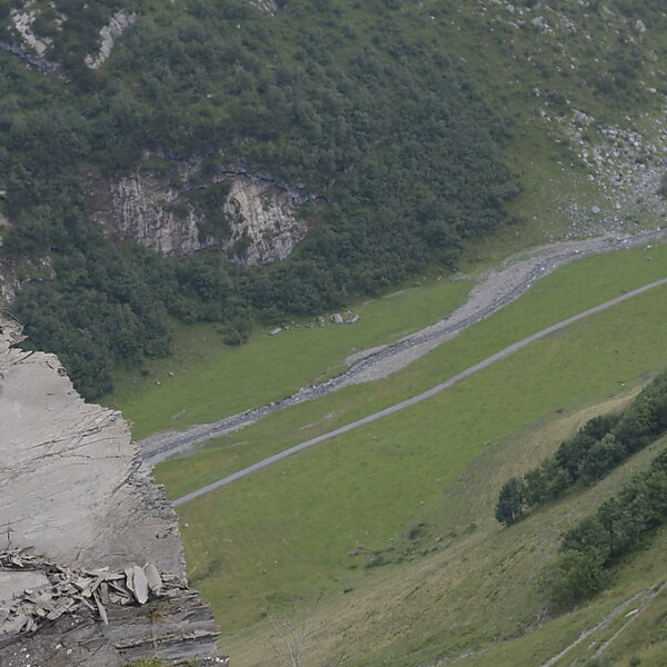 Bockibach: Blick von oben auf eine grüne Landschaft mit Felsen und einem Fluss.