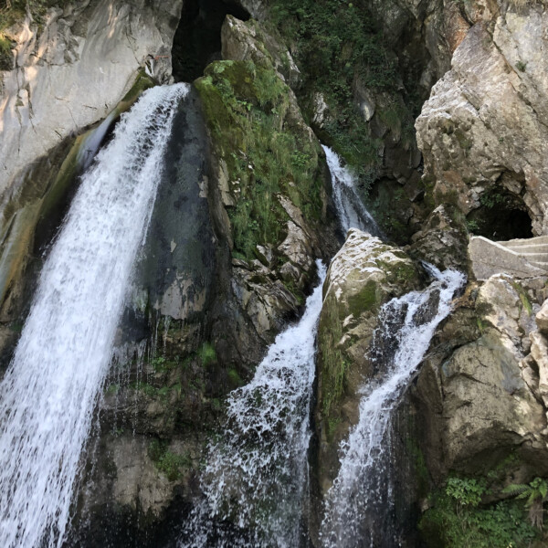 Choltalbach Wasserfälle in Emmetten, Schweiz. Kaskaden und Felsen.